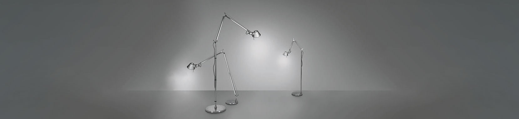 Die Tolomeo Lettura basiert auf der Artemide Tolomeo Tavolo, der wohl bekanntesten Schreibtischleuchte, die der Feder von Michele de Lucchi entstammt. Sie sorgt mit ihren 10 Watt Verbrauch für optimal zoniertes Leselicht neben Sofa und Sessel und ist dabei äußerst sparsam im Verbrauch. Die Leuchtenserie Tolomeo überzeugt mit ihren technischen Eigenschaften und dem komfortabel ausrichtbaren sowie blendfreien Licht. Tolomeo steht für erstklassige Verarbeitung, maximale Flexibilität, beste Lichtqualität und einen enormen Einsatzradius. Dank dieser hervorragenden Eigenschaften und dem zeitlosen Design wurde die Tolomeo zu der vielleicht weltweit verbreitetsten Leuchte im Arbeitsplatzbereich überhaupt und fungiert bereits als Sinnbild für die italienische Designleuchtenfirma Artemide. Michele de Lucchi wurde für diese Leuchte mit internationalen Designpreisen überhäuft und die immer noch andauernde Erfolgsgeschichte der Tolomeo macht dieses Meisterstück unweigerlich zum Lebenswerk des Stardesigners. Das beeindruckende Portfolio der Tolomeo Familie erstreckt sich von der klassischen Schreibtischleuchte über Stehleuchten, Wandleuchten bis hin zu Decken- oder Pendelleuchten und wartet mit verschiedensten Oberflächen und Werkstoffen auf.